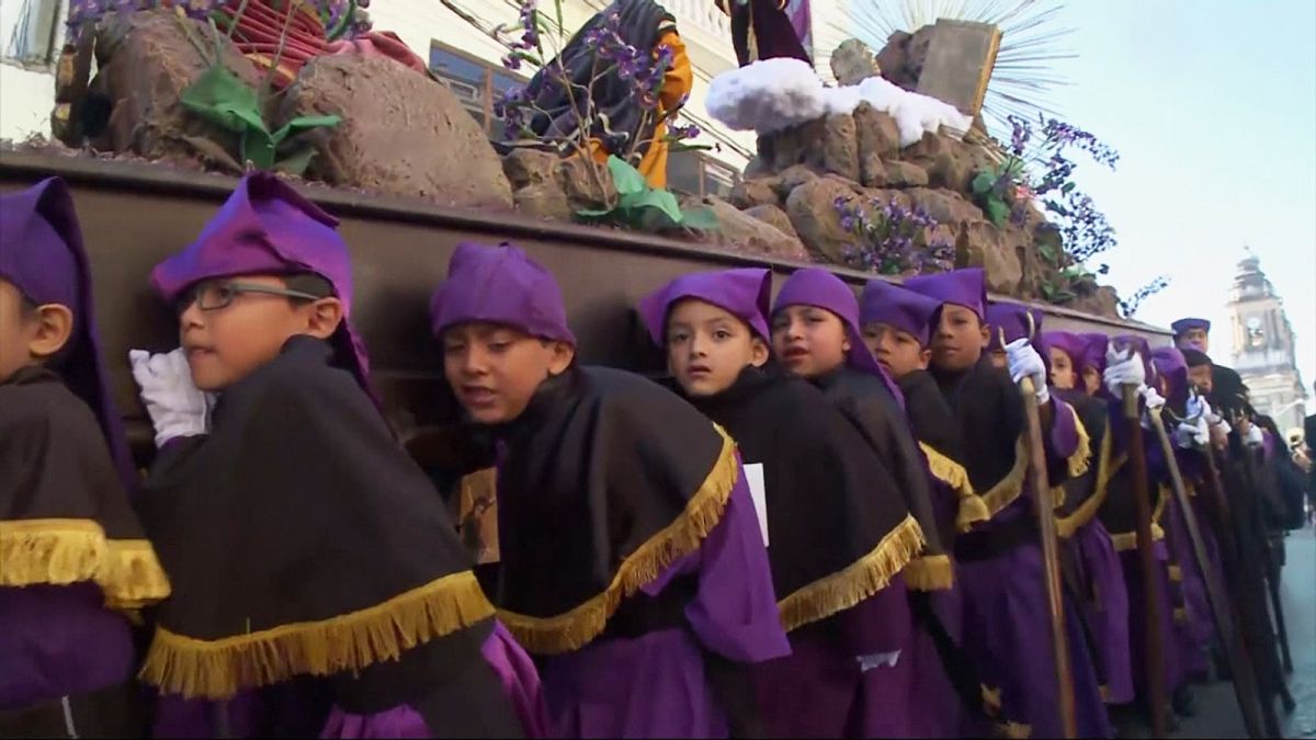 Гватемала. Детская процессия отмечает Великий пост