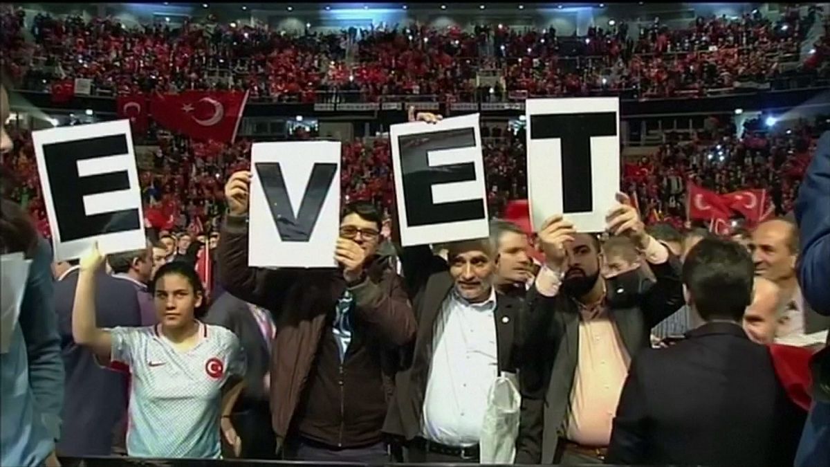 Правящая партия Турции прекращает агитацию в Европе