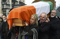 Le cercueil de Martin McGuiness ramené par ses proches à son domicile du Bogside