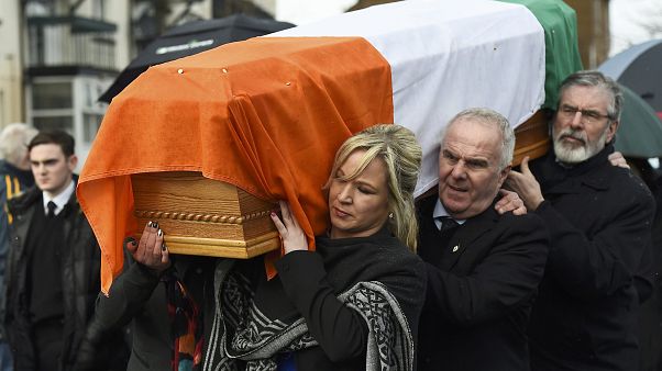 Le cercueil de Martin McGuiness ramené par ses proches à son domicile du Bogside Le cercueil de Martin McGuiness ramené par ses proches à son domicile du Bogside