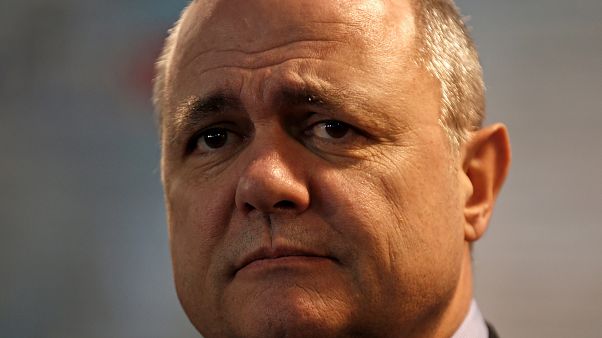 França: Investigado por suspeita de criação de empregos fictícios para as filhas, ministro do interior demite-se França: Investigado por suspeita de criação de empregos fictícios para as filhas, ministro do interior demite-se