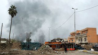 Civili in fuga dal centro di Mosul, l'esercito iracheno vicino alla moschea Al-Nur