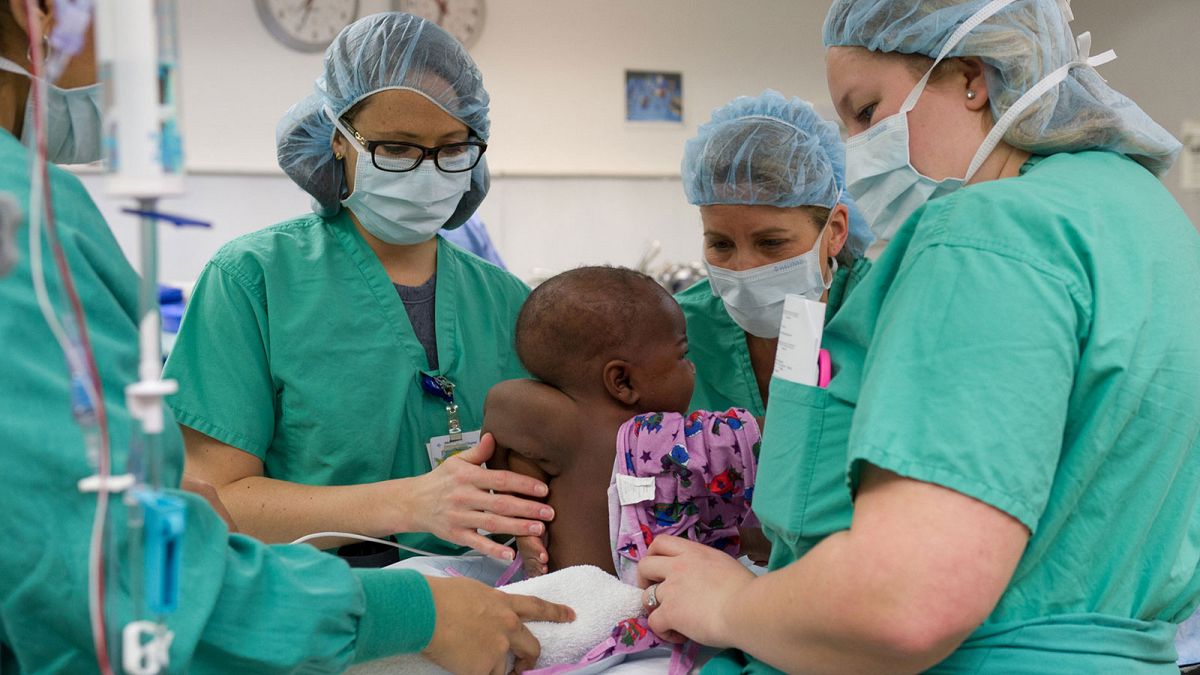 طفلة بأربع أرجل وعموديْن فقرييْن تتخلص من عاهتها بعملية جراحية ناجحة في مستشفى أمريكي