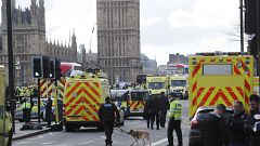 Quatro mortos e mais de 20 feridos em ataques frente ao parlamento de Londres