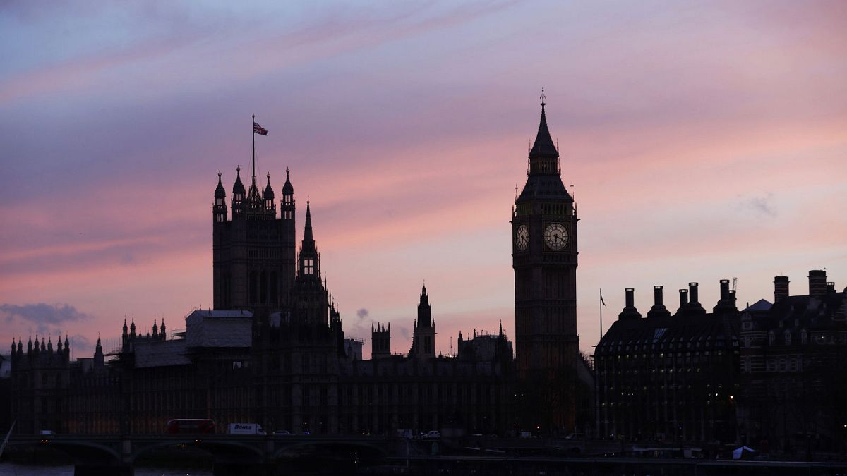 Парламент Великобритании приостановил заседания