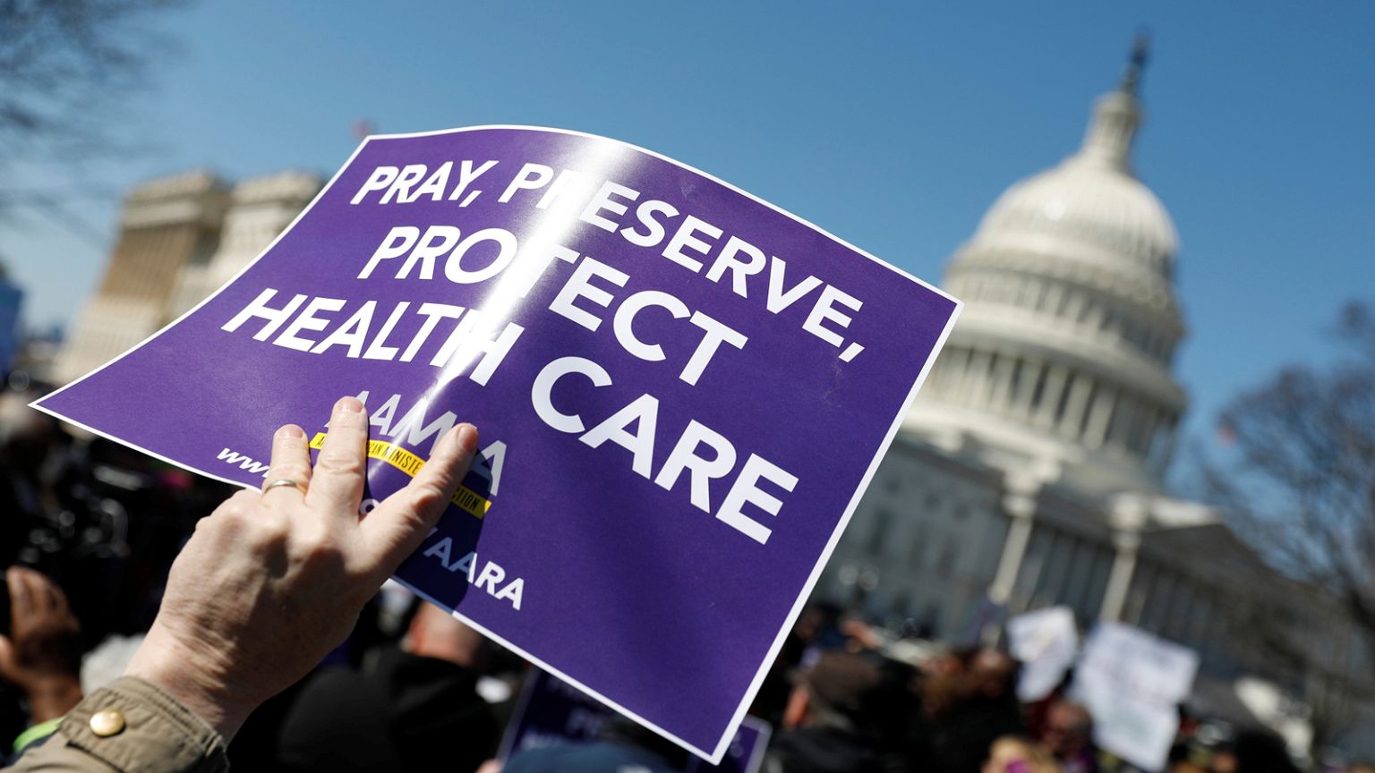 Trump scrambles for votes to bin Obamacare