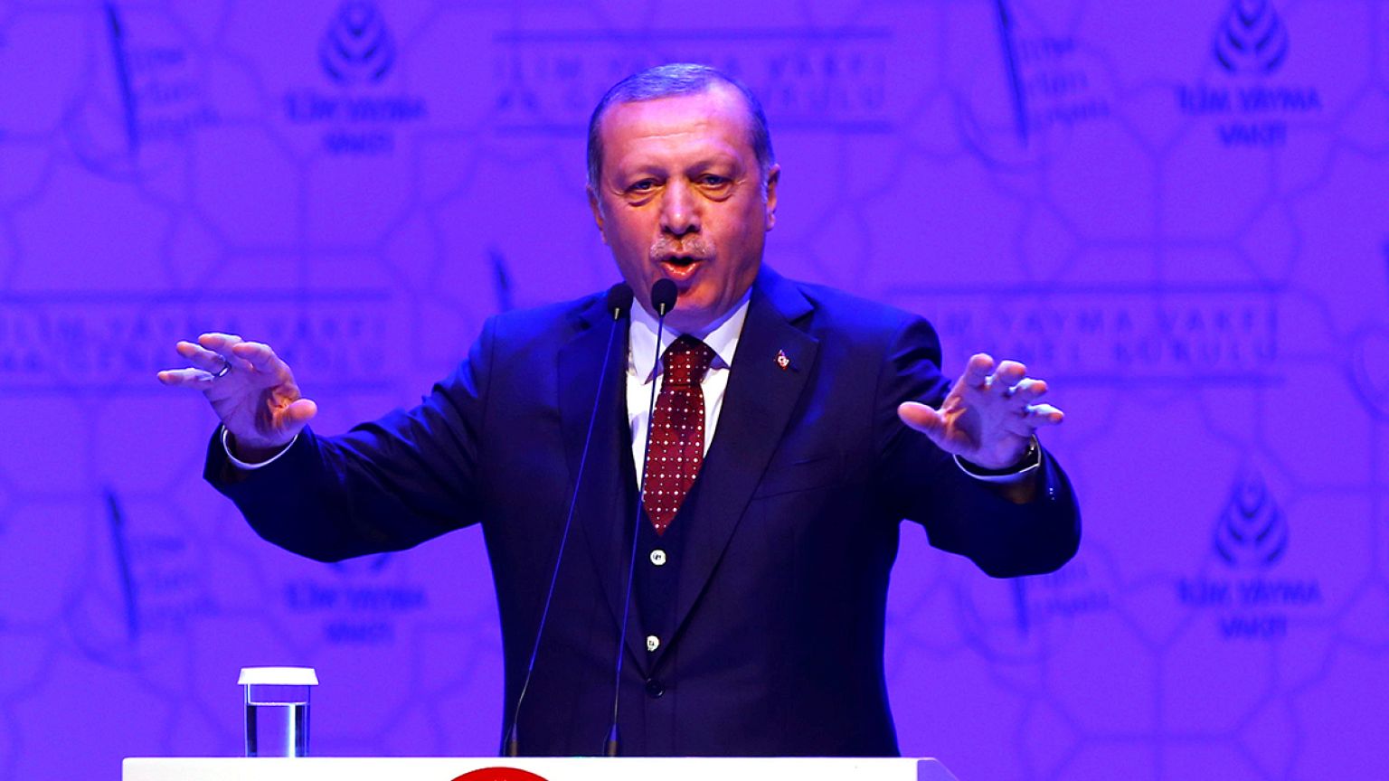 "Verräter, Spione und Terroristen" - Autoren aus der Türkei