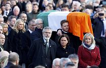 Πλήθος κόσμου στην κηδεία του πρώην διοικητή του IRA ΜακΓκίνες
