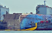 Güney Kore'de Sewol feribotu denizin dibinden gün yüzüne çıkartıldı