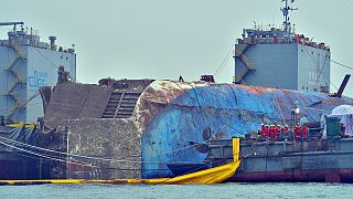 عملیات بیرون کشیدن کشتی غرق شده در آب های کره جنوبی ادامه دارد