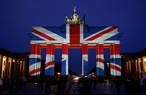 O Portão de Brandenburgo transforma-se numa gigante bandeira inglesa depois do ataque terrorista no Parlamento de Londres