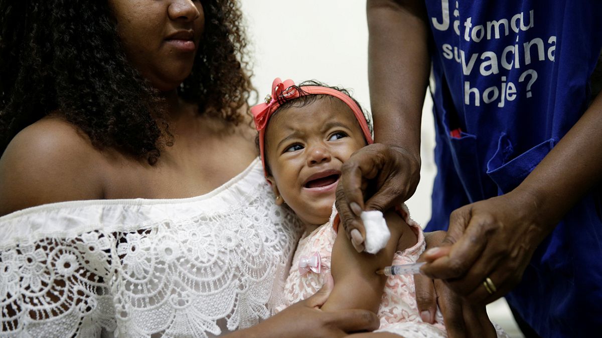 Brezilyalılar sarı humma virüsüne karşı aşı kuyruğuna girdi