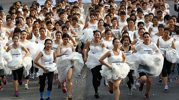 Thaïlande : une course en tenue de mariés pour financer la cérémonie Thaïlande : une course en tenue de mariés pour financer la cérémonie