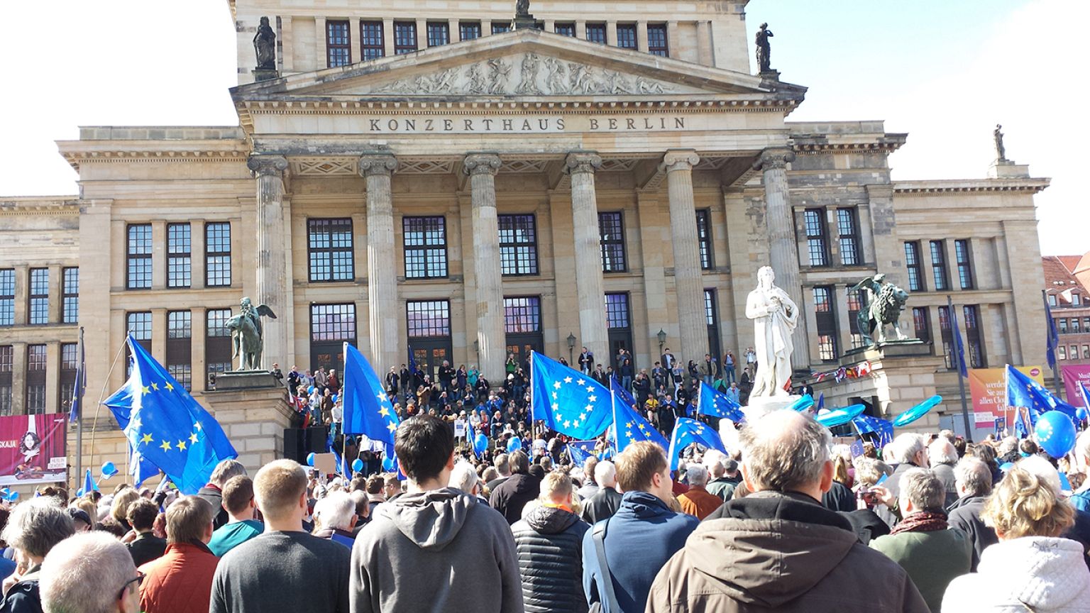 Große und kleine Pro-EU-Demos in 11 Ländern: #PulseOfEurope