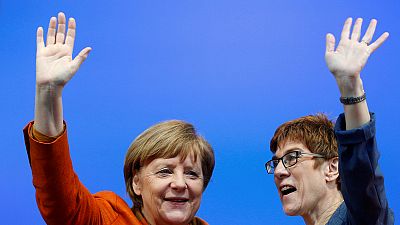 Merkel gana el primer pulso a Schulz en Sarre