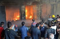 Lövedékek csapódtak be egy moszuli piacba, ketten meghaltak