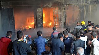 Iraque: Mercado consumido pelo fogo após ataque com morteiros no leste de Mosul