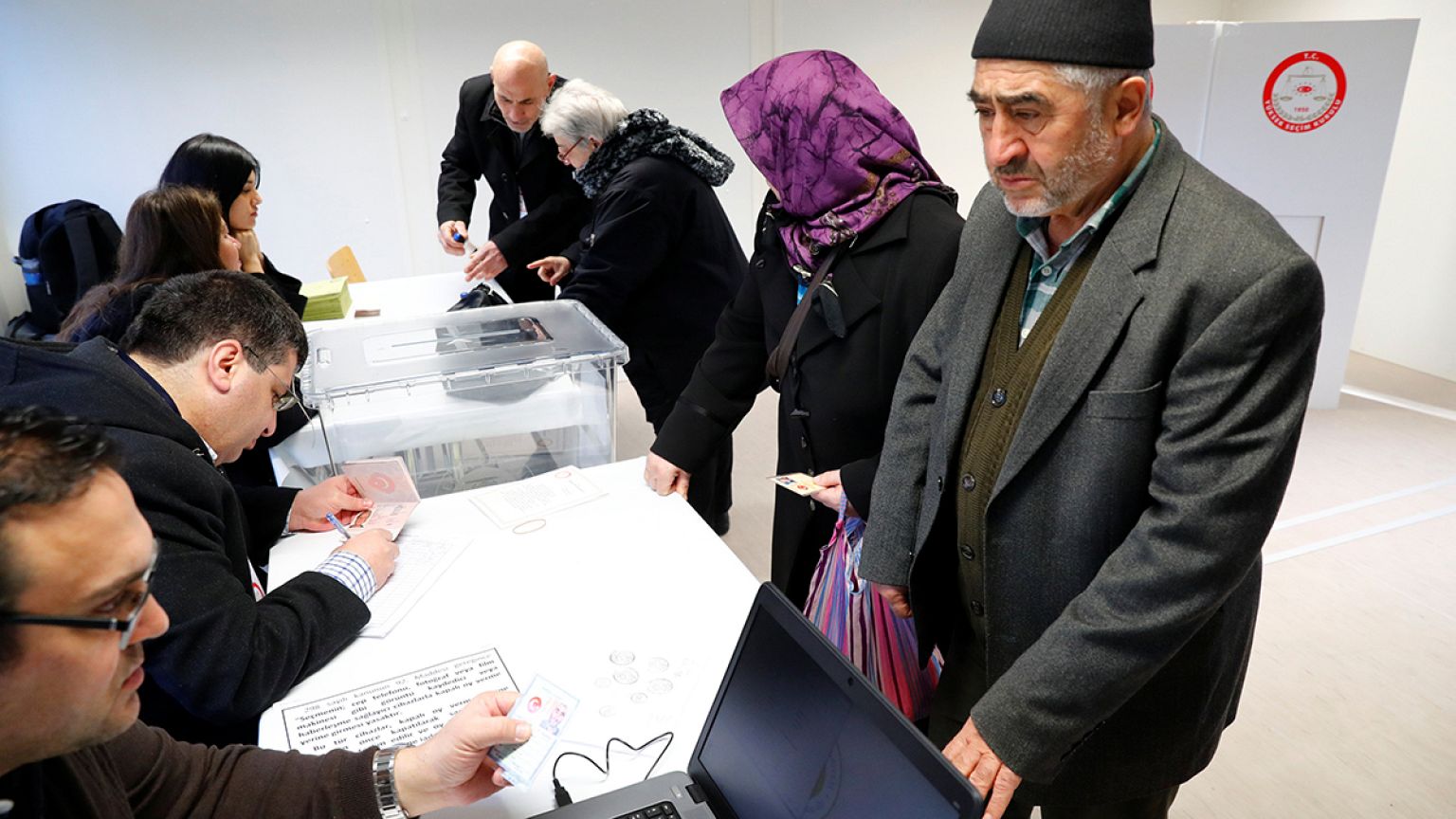 Early voting starts for Turkish expats in controversial referendum