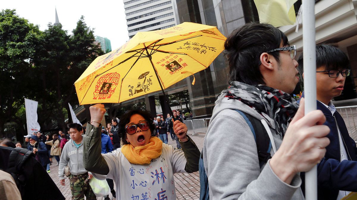 Hongkongban perbe fogják az „esernyős forradalom” vezetőit