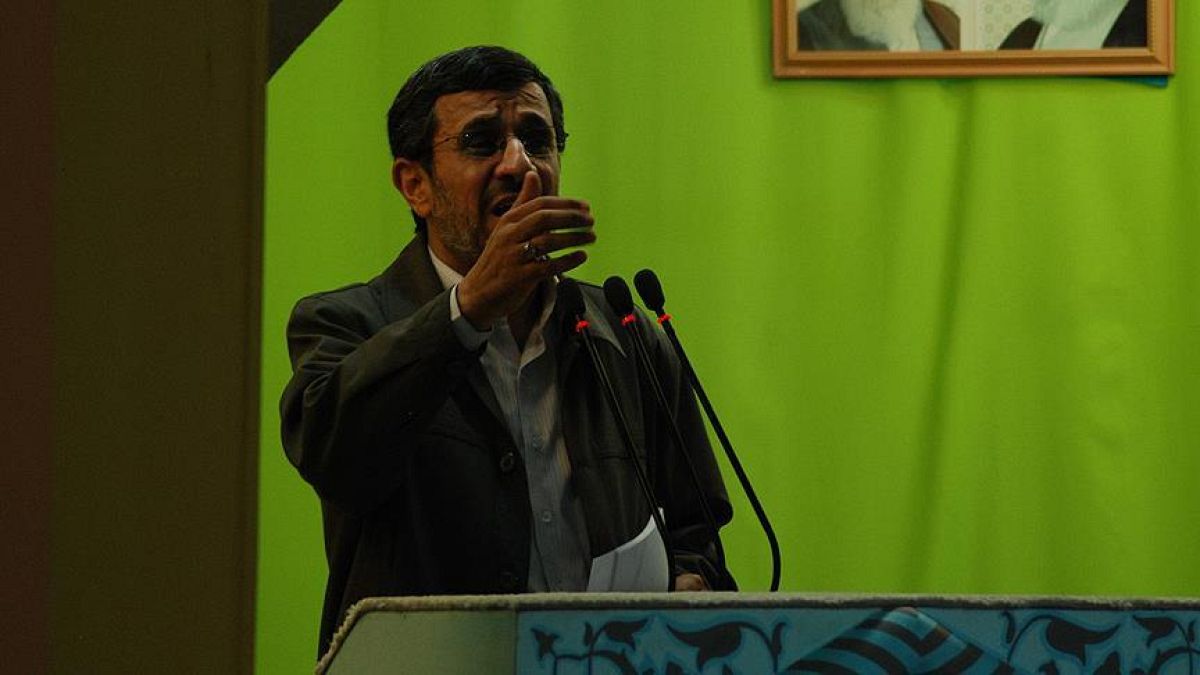 Ahmedinejad: "80 milyon insan anlamıyor da sadece sen mi her şeyi biliyorsun?"