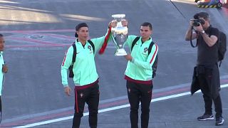 Криштиану Роналду привез показать землякам Кубок Европы