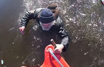 Escalofriante rescate de un pescador que cayó al agua en un lago helado de Estonia