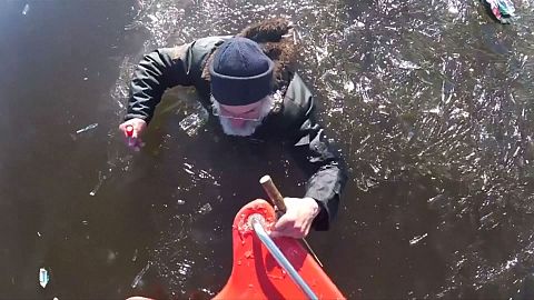 Eisfischer wird aus einem gefrorenen See gerettet