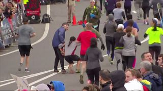 Kadın koşucuya maratonda yardım eli