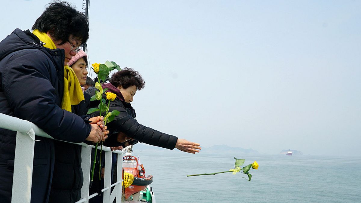 Güney Kore feribot faciası kurbanlarını andı