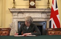 Theresa May signe la lettre qui va déclencher le Brexit, présentée à Bruxelles mercredi