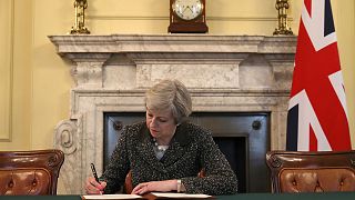 May firma la carta para activar el 'brexit'