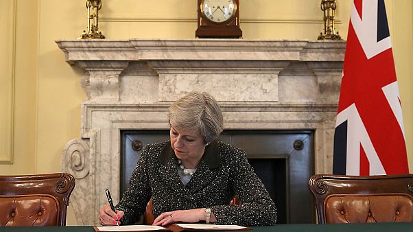 Theresa May signe la lettre qui va déclencher le Brexit, présentée à Bruxelles mercredi Theresa May signe la lettre qui va déclencher le Brexit, présentée à Bruxelles mercredi