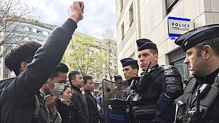 ادامۀ تجمع اتباع چینی در پاریس در اعتراض به مرگ یک شهروند چینی