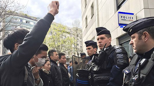 Segunda noche de protestas en París por la muerte de un ciudadano chino a manos de la Policía Segunda noche de protestas en París por la muerte de un ciudadano chino a manos de la Policía