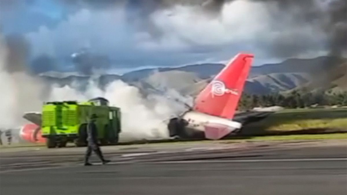 طائرة بوينغ تنحرف عن أرضية نزولها في مطار خَوْخَة في البيرو...هلع ونيران في الطائرة