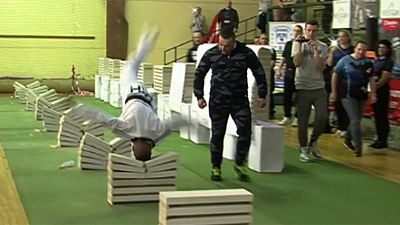 Taekwondo-Sportler zerschlägt Betonplatten mit Kopf
