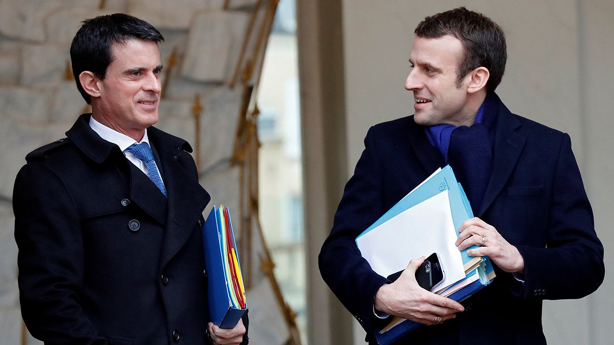 Présidentielle : Valls soutient Macron, colère au PS