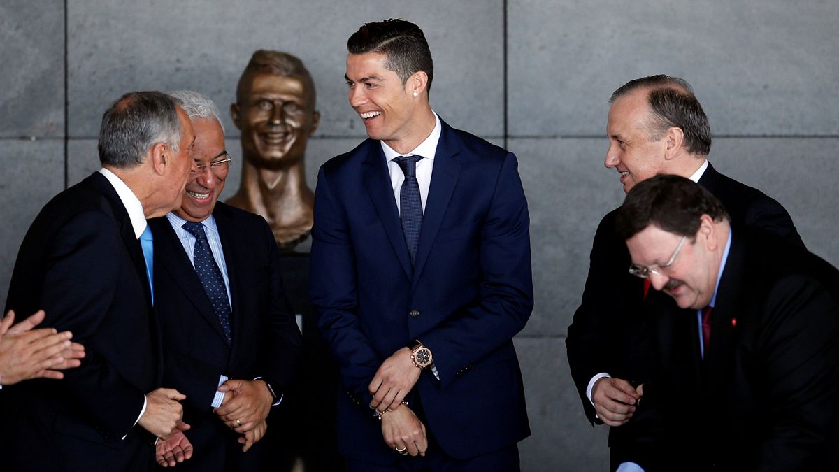 Ronaldo kapott egy repülőteret és egy csöppet vicces szobrot