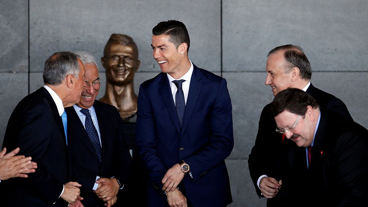 Quem viu o busto de Cristiano Ronaldo no Aeroporto da Madeira ficou com cara de estátua (vídeo)
