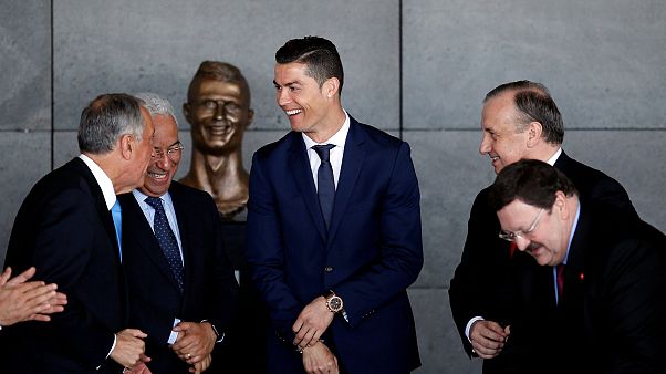 Cristiano Ronaldo e il suo busto da incubo a Madeira (video) Cristiano Ronaldo e il suo busto da incubo a Madeira (video)