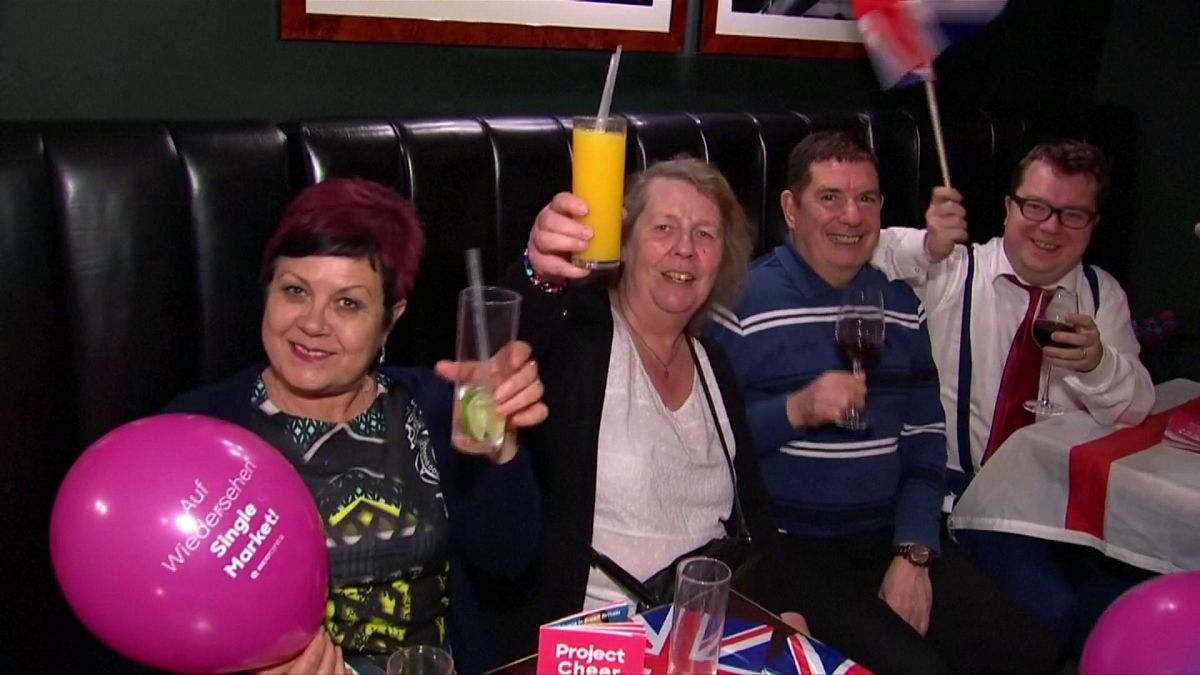 "Cheers" ! : ces Britanniques qui célèbrent le Brexit