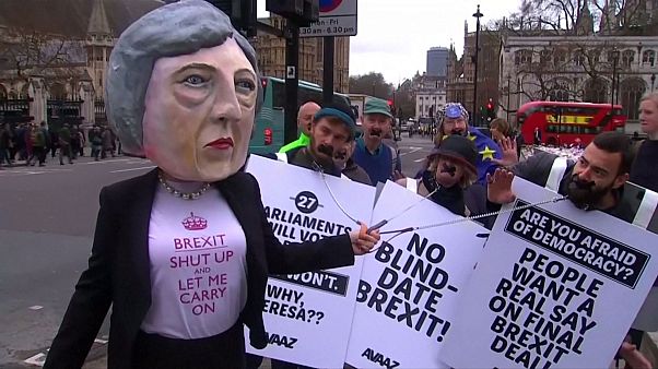 Theresa May tiene al guinzaglio i britannici Theresa May tiene al guinzaglio i britannici