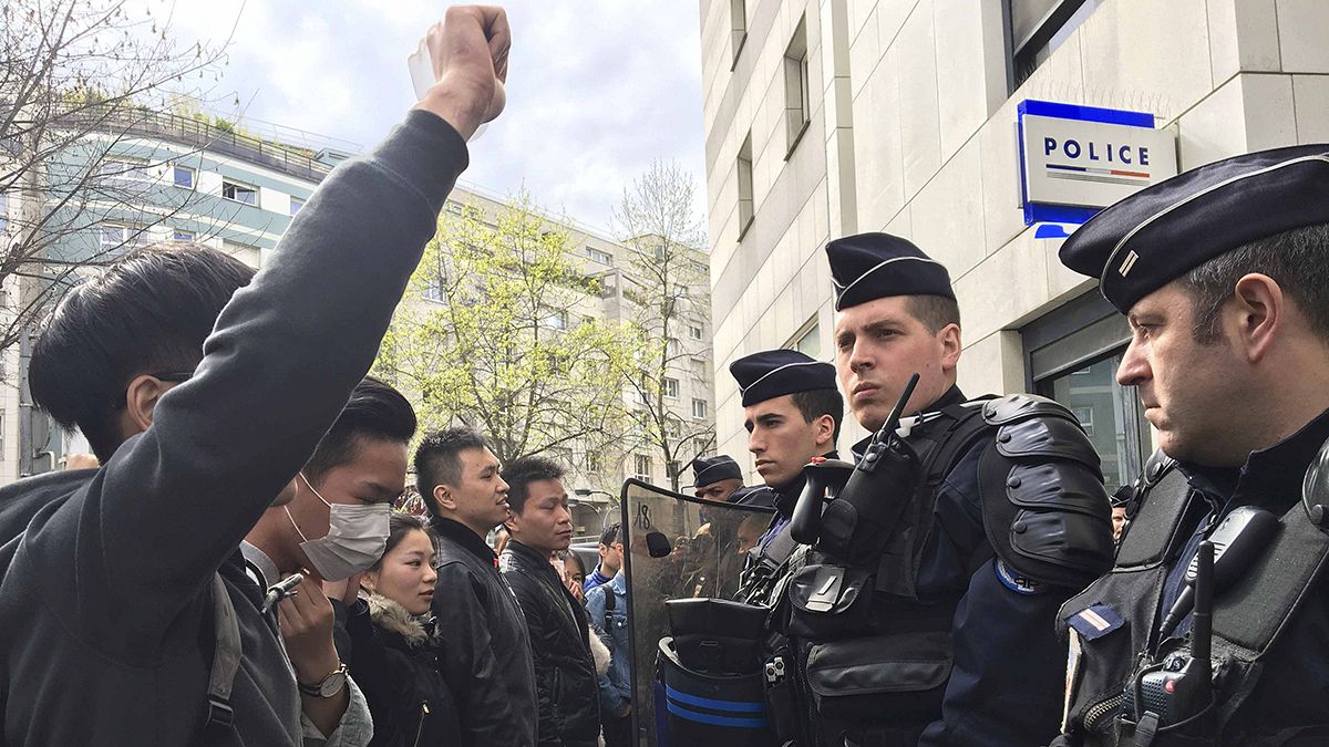 Ismét összecsaptak rendőrök és kínaiak Párizsban