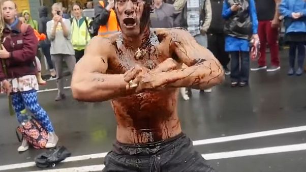 Nouvelle-Zélande : un manifestant effectue un haka avant une conférence sur le pétrole Nouvelle-Zélande : un manifestant effectue un haka avant une conférence sur le pétrole
