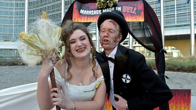 "Ez a házasság a pokolban köttetett" - tüntetés a Bayer-Monsanto egyesülés ellen