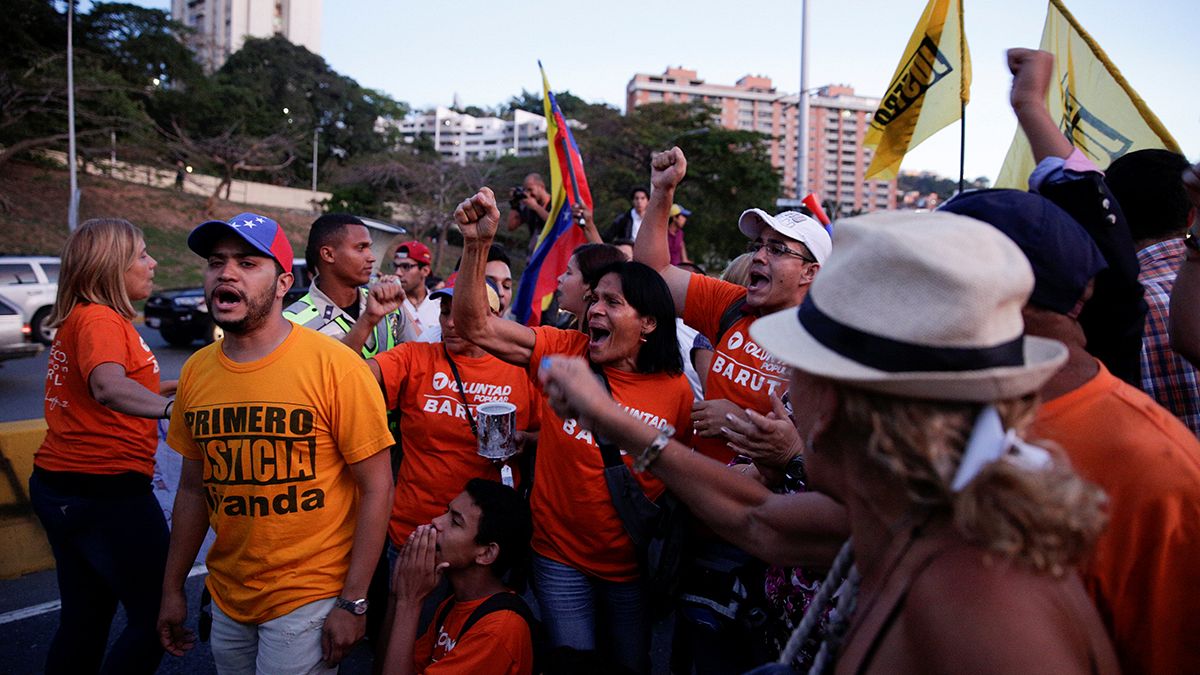 احتجاجات واستنكار لقرار نزع سلطات البرلمان في فنزويلا