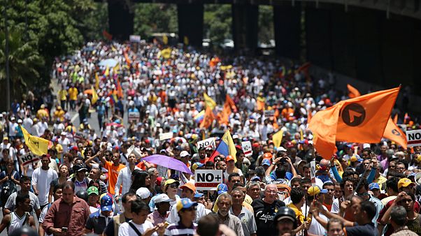Venezuela'da "darbe yapmakla" suçlanan yargı geri adım attı Venezuela'da "darbe yapmakla" suçlanan yargı geri adım attı