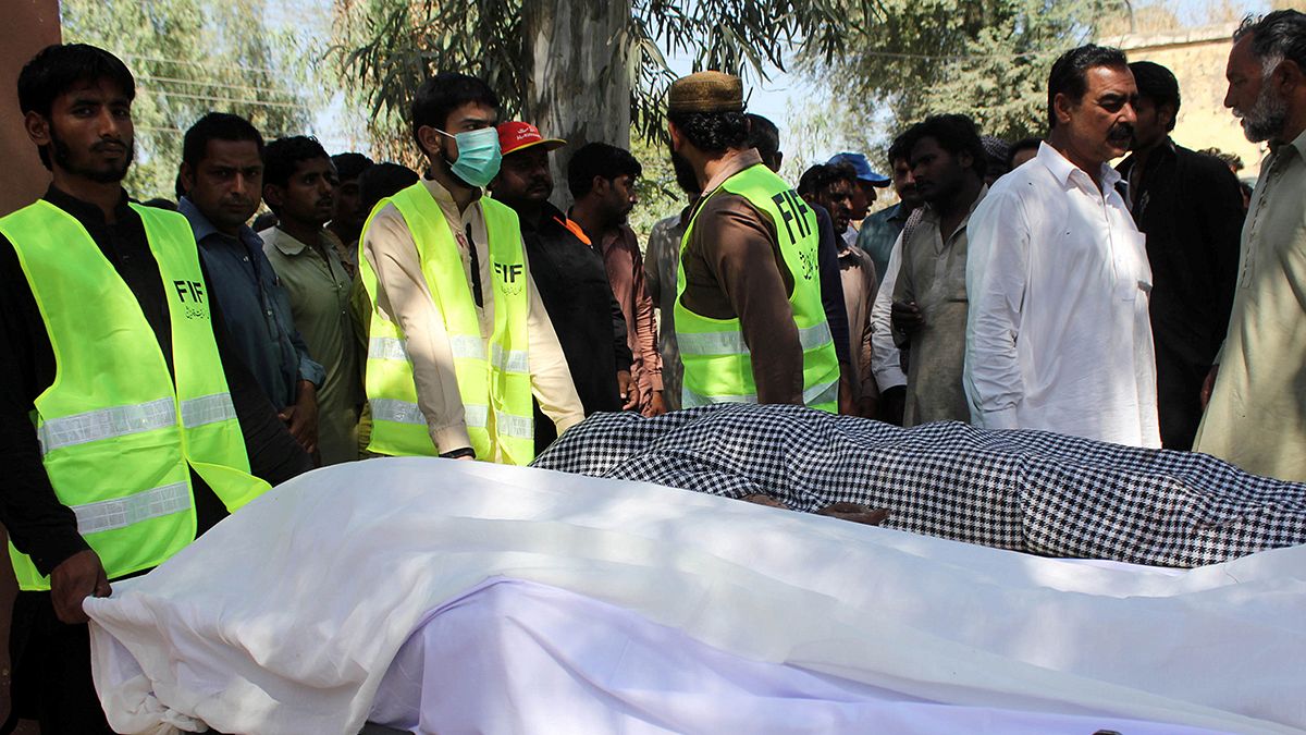 Pakisztán: 20 hívőt ölt meg egy imaház gondnoka
