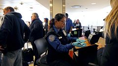 Image: Flights Into New York's Laguardia Halted Over Air Traffic Control St