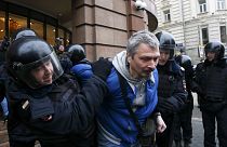 Moskova'da polisten protestocu avı